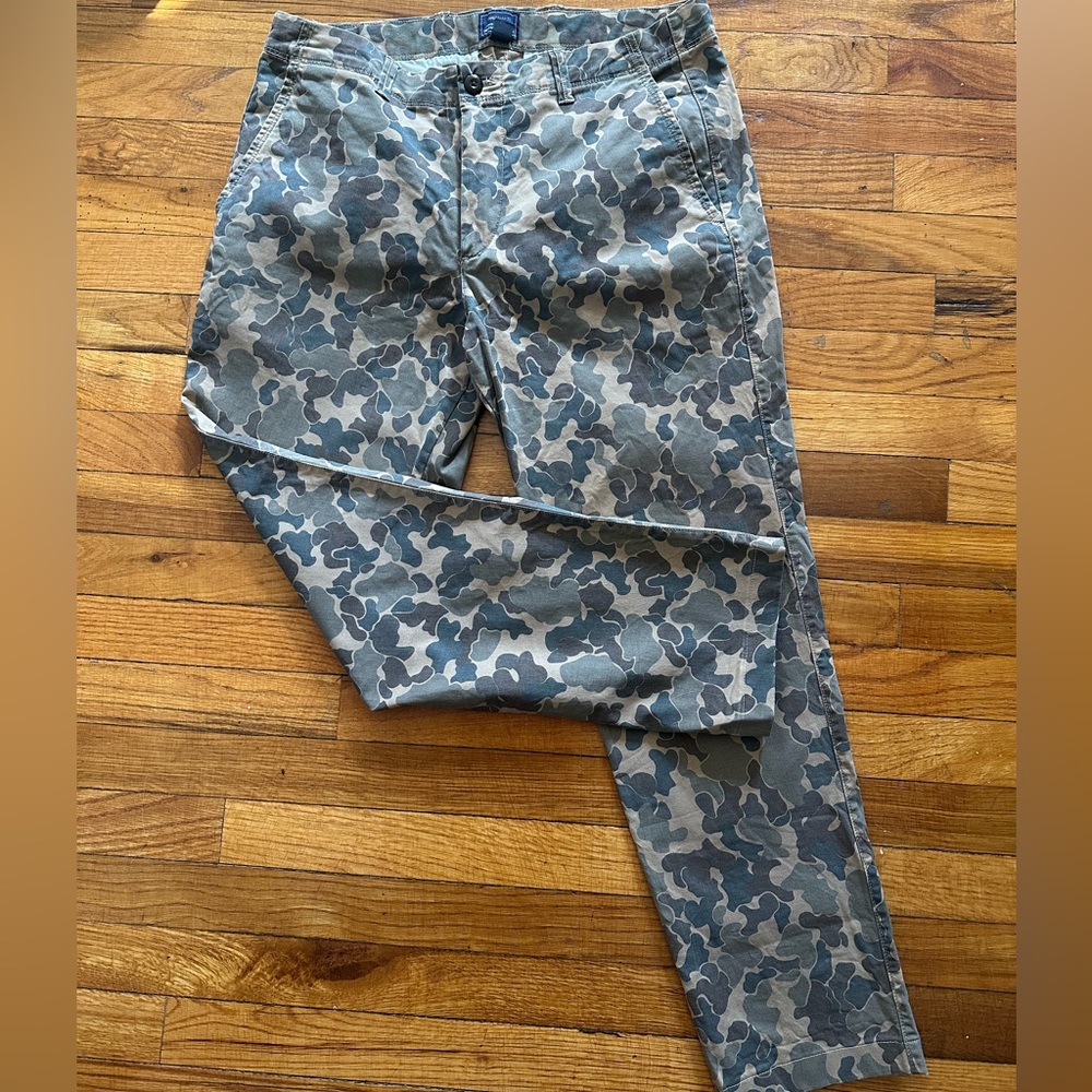 Men’s 33/34 Gap Camo Khakis